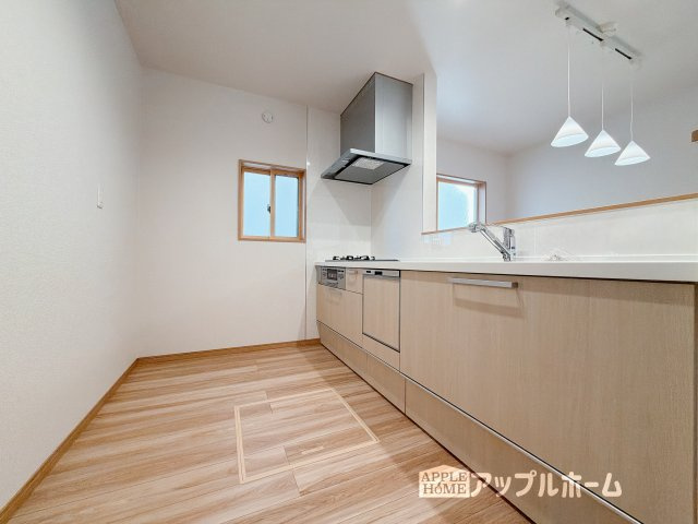 【新築住宅】深谷市上野台 第59期のキッチン|対面式キッチンは、家族のコミュニケーションを育み、子育て家族にも好適なプラン！リビングで寛ぐご家族をいつも感じられます♪会話を楽しみながら家事ができ、小さいお子様がいても安心です！