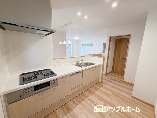 【新築住宅】深谷市上野台 第59期のキッチン|見栄えもよくお手入れもスムーズに出来ます。豊富な収納力もございますので、キッチンスペースをスッキリとお使い頂けそうです。