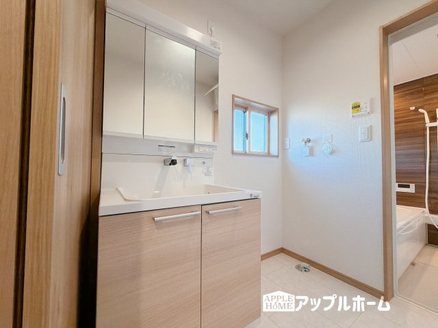 [新築住宅] 深谷市上野台 第59期 全3棟の独立洗面台|暮らしを快適にする三面鏡仕様の洗面化粧台。収納力と機能性に優れた使いやすい設備で、忙しい朝の身支度もスムーズに♪