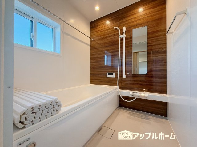 【新築住宅】深谷市上野台 第59期の浴室|窓付きのバスルームは、採光もあり明るく気持ちの良い空間です。窓があることで、換気環境も良好。掃除もスムーズに出来ます