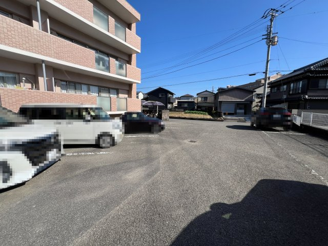 メゾン・アムールの駐車場