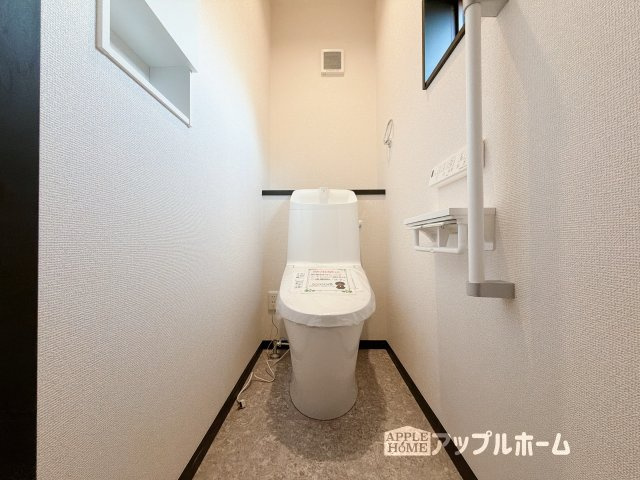 [新築住宅] 深谷市上野台 第59期 全3棟のトイレ|白を基調とした清潔感のある明るい空間。温水洗浄便座付きで、毎日快適・清潔に使用できます。操作しやすい壁面リモコンを採用しています。