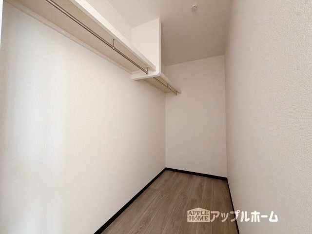 [新築住宅] 深谷市上野台 第59期 全3棟の収納|お洋服を大切にされる方に大変喜ばれる、ウォークインクローゼット。お洋服以外にも掃除機やスーツケースなどを一箇所に集約できるのは魅力ですね！扉が一箇所ですので、お部屋の見た目にもスッキリ！