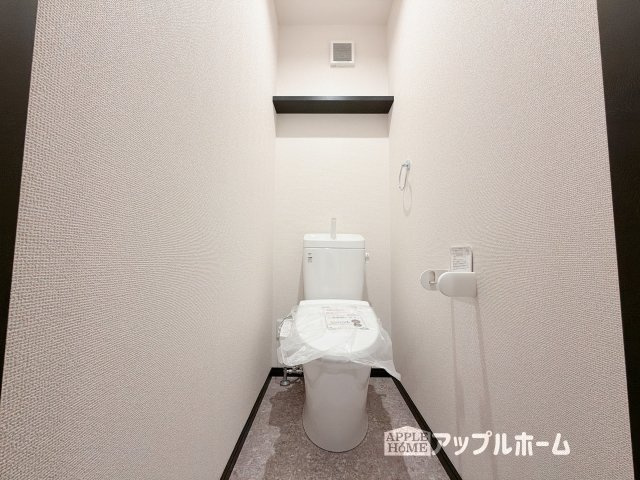 [新築住宅] 深谷市上野台 第59期 全3棟のトイレ|白を基調とした清潔感のある明るい空間。温水洗浄便座付きで、毎日快適・清潔に使用できます。操作しやすい壁面リモコンを採用しています。