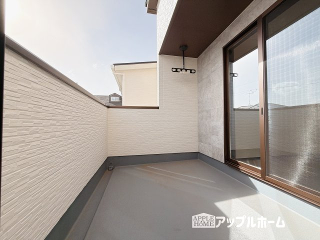 [新築住宅] 深谷市上野台 第59期 全3棟のバルコニー|家族分の洗濯物もしっかり干せます。日当たりも良く、毎日のお洗濯が楽しくなりそう♪お布団は手軽に干せていつもポカポカに☆