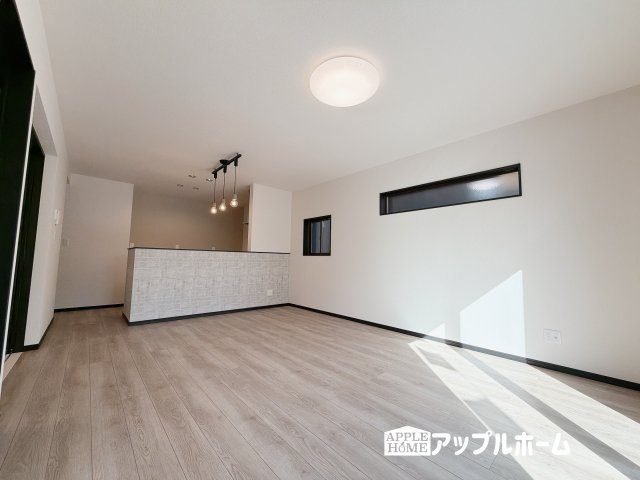 [新築住宅] 深谷市上野台 第59期 全3棟の居間・リビング|窓から差し込む光で家族を温かく包み込みます。明るいリビングで子育てする喜びを☆いつでも見学可能です！