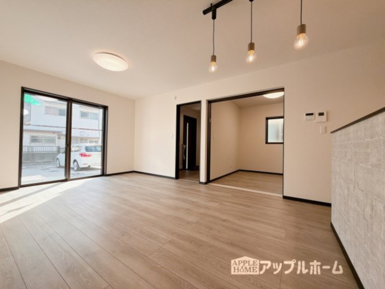 [新築住宅] 深谷市上野台 第59期 全3棟の居間・リビング|広々リビング×対面キッチンで家族の会話も弾みます♪家族団らんの秘訣は間取りにあり☆夢のマイホームを一緒に叶えましょう！