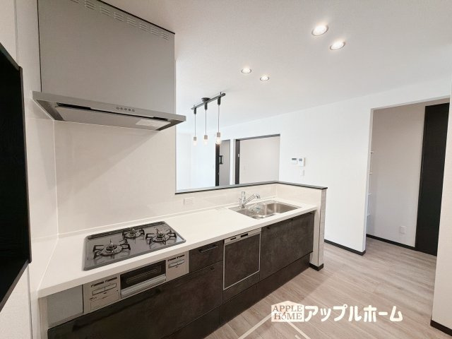 [新築住宅] 深谷市上野台 第59期 全3棟のキッチン|見栄えもよくお手入れもスムーズに出来ます。豊富な収納力もございますので、キッチンスペースをスッキリとお使い頂けそうです。