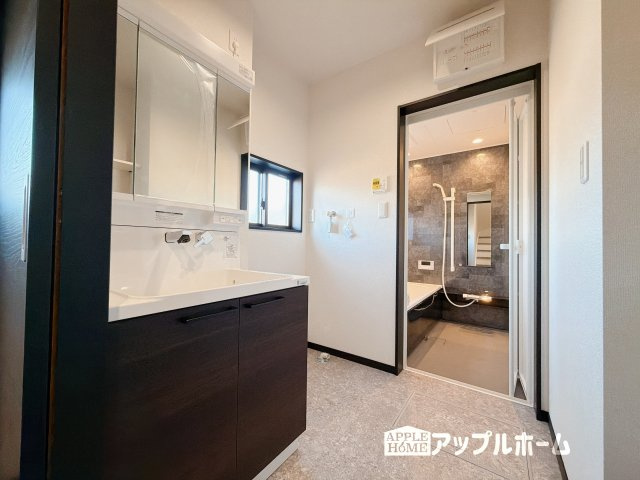 [新築住宅] 深谷市上野台 第59期 全3棟の独立洗面台|暮らしを快適にする三面鏡仕様の洗面化粧台。収納力と機能性に優れた使いやすい設備で、忙しい朝の身支度もスムーズに♪