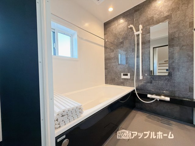 [新築住宅] 深谷市上野台 第59期 全3棟の浴室|窓付きのバスルームは、採光もあり明るく気持ちの良い空間です。窓があることで、換気環境も良好。掃除もスムーズに出来ます