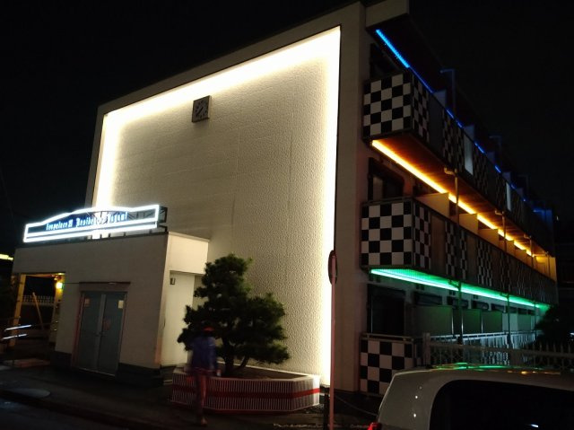 クレイノレジデンス矢上の外観|夜間　外灯が点灯された状態