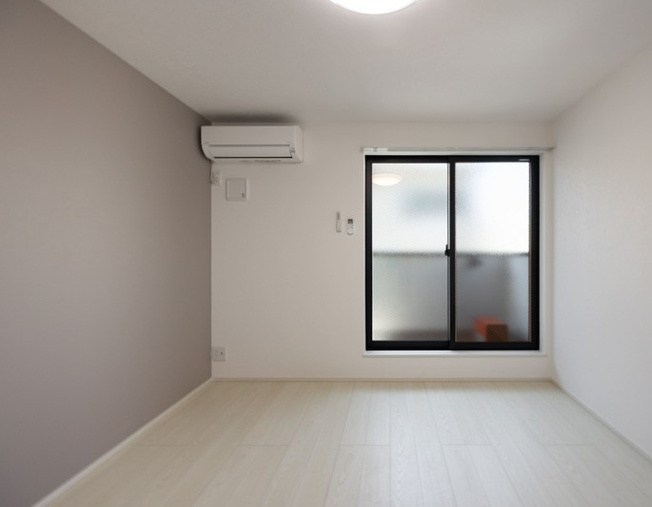 【居間・リビング】 | アザーレソラ海老名(アザーレソラエビナ) | 同メーカー施工例(反転)
※窓の横にクローゼット有り