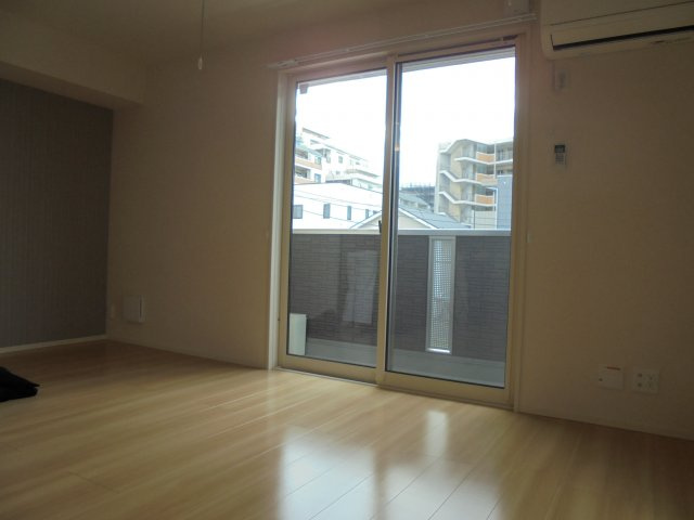 ファンディーナの居間・リビング|※反転写真