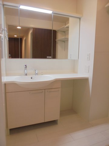 ファンディーナの独立洗面台|※反転写真