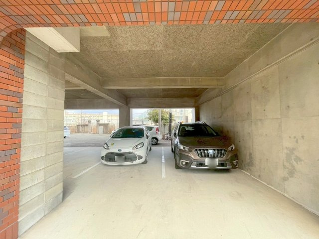 須賀の森シティハイツの駐車場