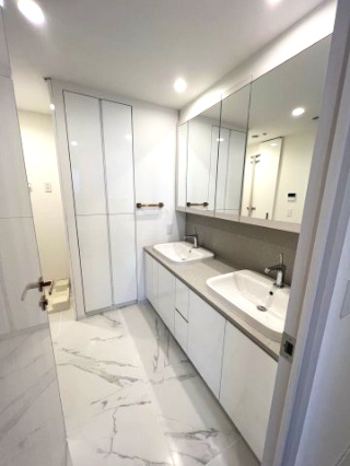 NAGOYA the TOWERの独立洗面台|朝の身支度も快適な、機能的なダブル洗面台