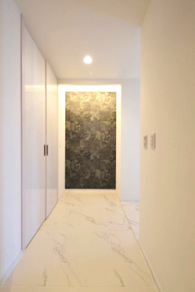 NAGOYA the TOWERの玄関|石調フロアが迎える、落ち着きある廊下空間