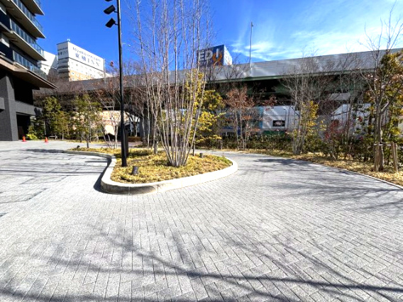 NAGOYA the TOWERのその他共用部分|緑と石畳が調和する、落ち着いた敷地内アプローチ