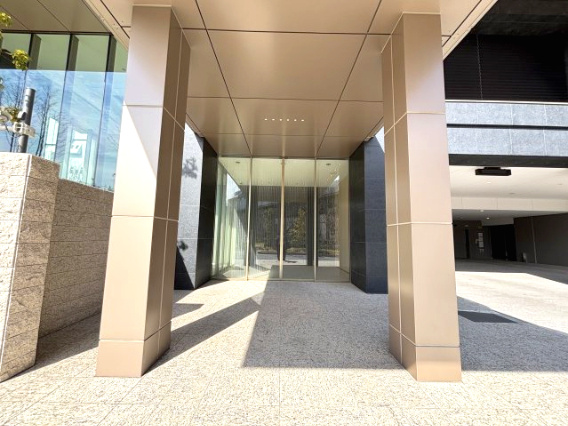 NAGOYA the TOWER|重厚な柱構えが印象的な、品格あるエントランスアプローチ