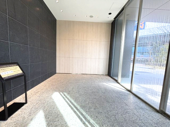 NAGOYA the TOWERの玄関|自然光が差し込む、落ち着きと品格あるエントランス