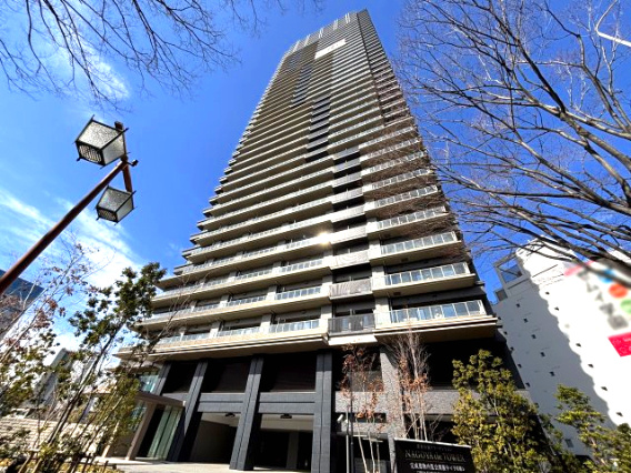 NAGOYA the TOWERの外観|青空に映える、名駅エリアを象徴するタワーレジデンス