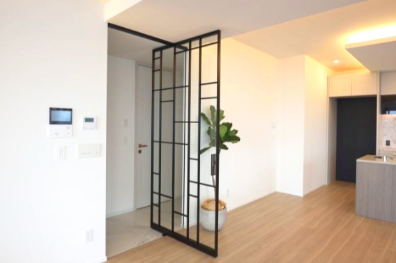 NAGOYA the TOWERの居間・リビング|ガラス建具が空間を緩やかにつなぐ美しい設え