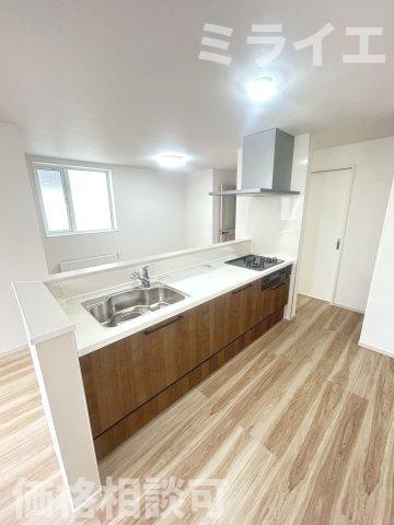 【新築戸建】札幌市白石区栄通5丁目2棟のキッチン|広々システムキッチンは、シンク・調理部分だけではなく、小物から大きな調理器具まで収納でき、出し入れもスムーズな収納充実プランを採用。床下収納あり。