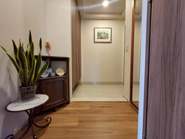 【その他共用部分】 | 【エントランス外観】街並みのつながりを意識した邸宅の門構え。緑あふれるエントランスです