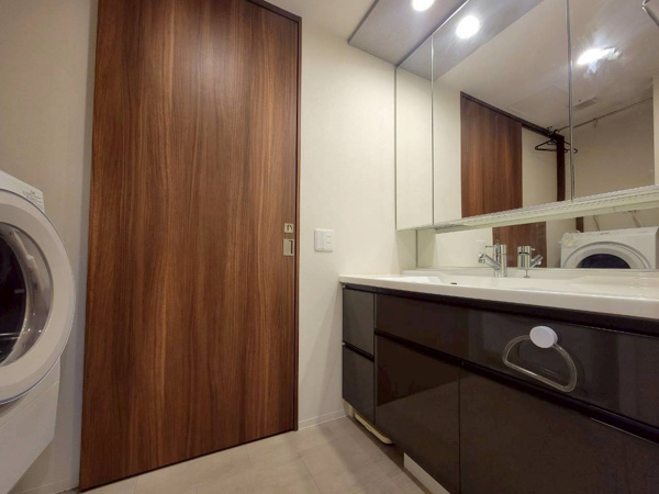 【その他共用部分】 | 【敷地内駐車場】十分なゆとりがあり、車の出し入れも簡単です。安心の歩車分離設計！