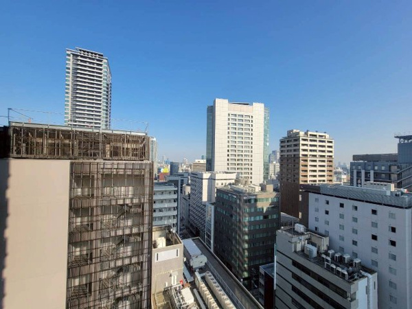 【その他共用部分】 | 【駐車場入り口】きちんと整備されたきれいな駐車場です！全部で100台を駐車可能です！