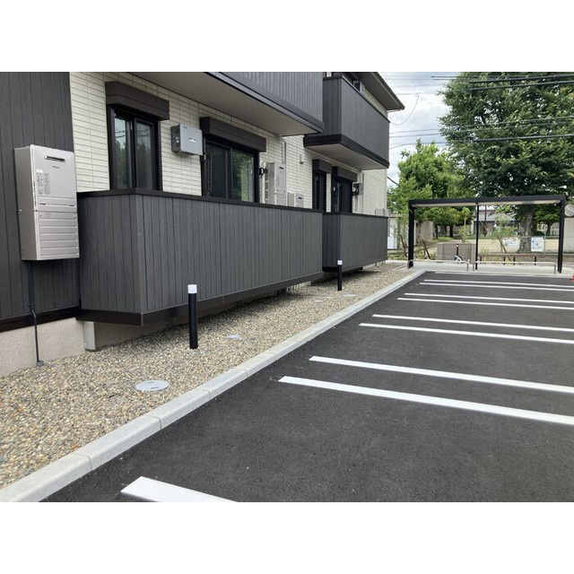 各務原市鵜沼三ツ池町２丁目のアパートの駐車場