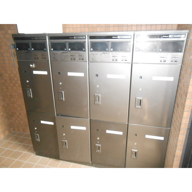 ハイツ秋桜のエントランス|宅配ボックス