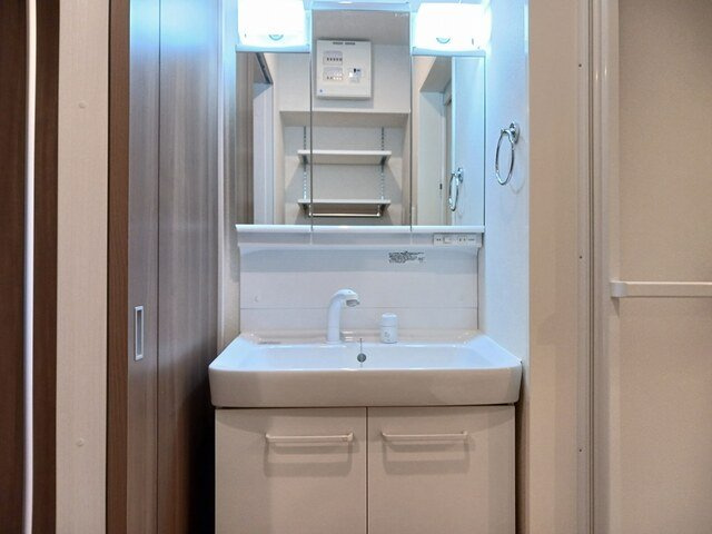 フォルスラーマⅥの洗面所|明るい洗面所です