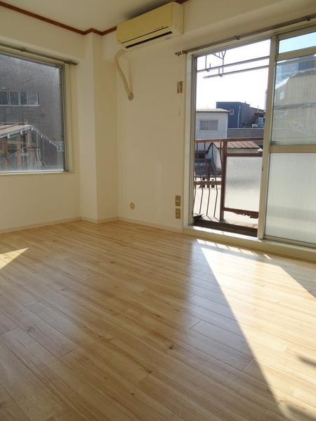 栄大正マンションの洋室|★角部屋で2面採光★