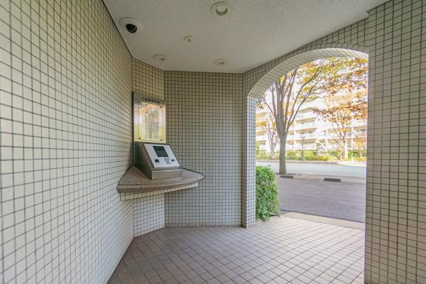 新多摩川ハイム１号棟のエントランス