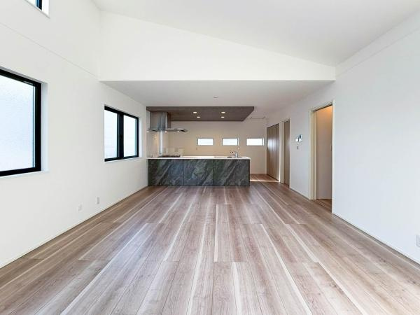 横浜市南区大岡１丁目の新築一戸建の居間・リビング|窓が多いリビングなので明るい光が差し込みます。