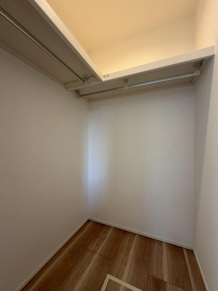 横浜市南区大岡１丁目の新築一戸建の収納|洋室のウォークインクローゼットです。お部屋を広く使えて良いですね。