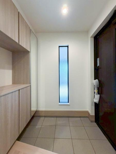 横浜市南区大岡１丁目の新築一戸建の玄関|気品あるデザイン性を持つ玄関は、住む方の満足感を満たすクオリティ。帰宅するご家族や、訪れる方を気持ちよく迎える・安らぎに満ちた生活空間を予感させてくれます。
