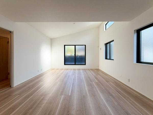 横浜市南区大岡１丁目の新築一戸建の居間・リビング|勾配天井で上質な暮らしを感じさせてくれます。毎日の暮らしの中で表情を変える場所ですが、いつもあたたかく家族を包み込んでくれる場所になるはずです。