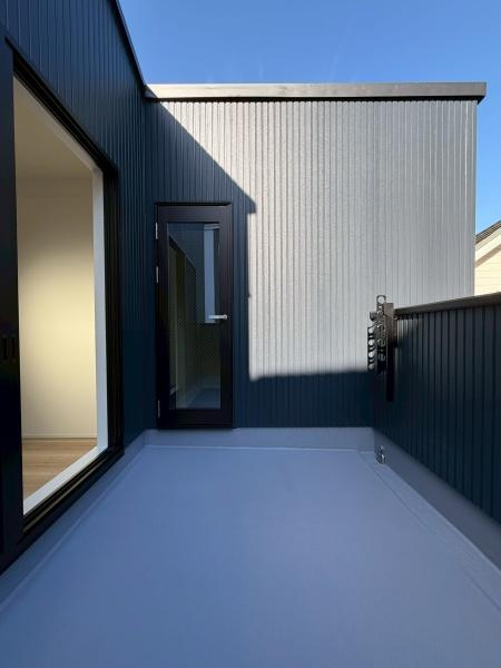 横浜市南区大岡１丁目の新築一戸建のバルコニー|2Fのルーフバルコニーです！日当たりが良く冬でも洗濯物がよく乾きそうです！