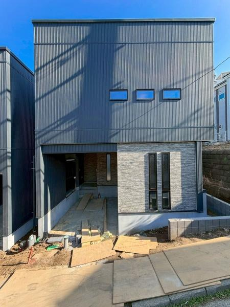 横浜市南区大岡１丁目の新築一戸建の前面道路含む現地写真|マイホームを持つ幸せを存分に感じる陽当たり、開放感。痛風良好！流行に左右されず、将来にわたって価値が継続する「上質」な佇まいです。