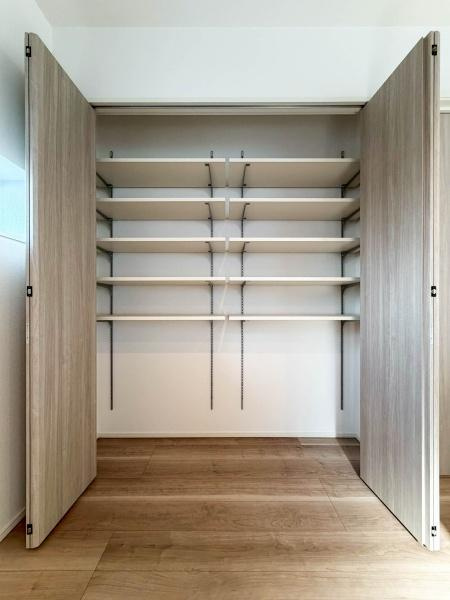 横浜市南区大岡１丁目の新築一戸建の収納|リビング収納です。パントリーとしてもお使いいただけます。