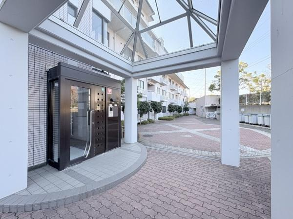 コモア六浦五番館のエントランス