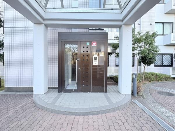 コモア六浦五番館のエントランス