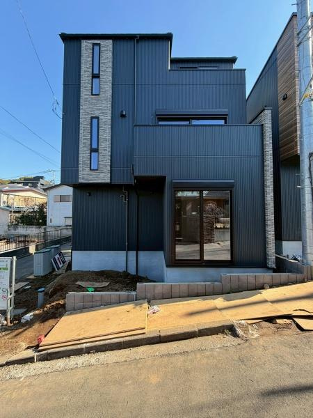 横浜市南区大岡１丁目の新築一戸建の前面道路含む現地写真|マイホームを持つ幸せを存分に感じる陽当たり、開放感。痛風良好！流行に左右されず、将来にわたって価値が継続する「上質」な佇まいです。