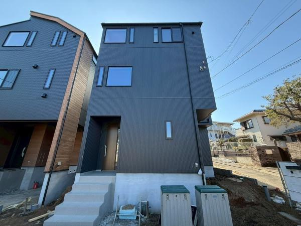 横浜市南区大岡１丁目の新築一戸建の前面道路含む現地写真|カースペースもございます。駐車場代がかからないのは戸建ての良いところですね。