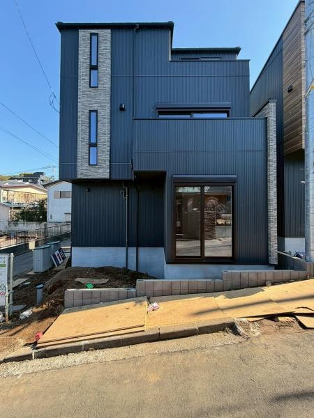 横浜市南区大岡１丁目の新築一戸建の前面道路含む現地写真|車の通りも少なくて過ごしやすい場所です。