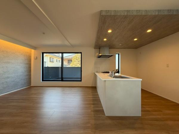 横浜市南区大岡１丁目の新築一戸建の居間・リビング|形の綺麗なリビングダイニングはお好きな家具を配置しても、余裕がありそうです。インテリアも想像しながらご見学されると、より一層楽しくなります。