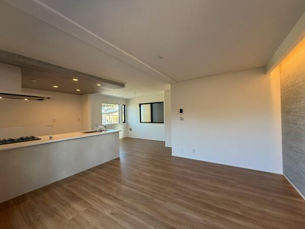 横浜市南区大岡１丁目の新築一戸建の居間・リビング|広々としてて日当たりの良いリビングです。家具を置いても余裕がございます。