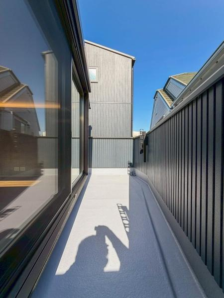 横浜市南区大岡１丁目の新築一戸建のバルコニー|2Fのバルコニーです！日当たりが良く冬でも洗濯物がよく乾きそうです！